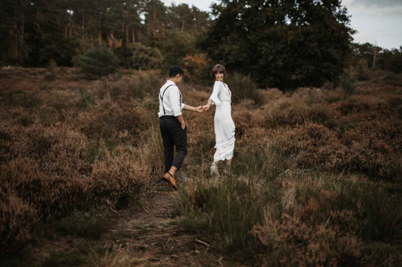 hochzeitsfotos bonn brautpaar ganzkörper in der heide köln