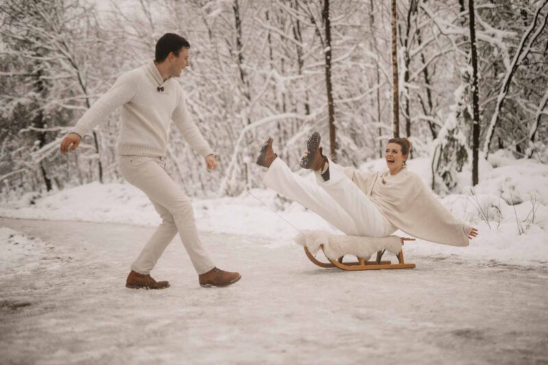 hochzeitsfotos bonn brautpaar im schnee fährt schlitten